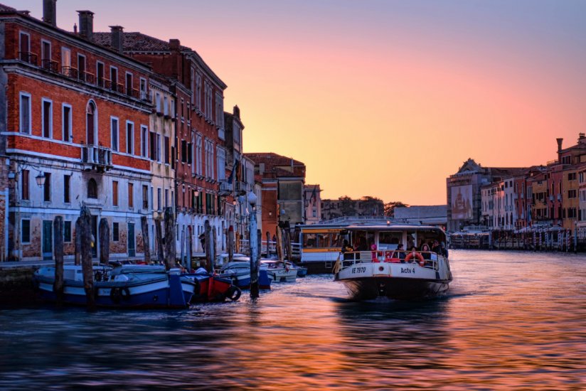 Vaporetto im Canal Grande Venedig. Venedig Sonnenuntergang Himmel